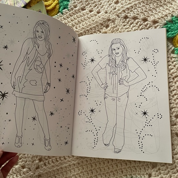Lot of Disney 7 Hannah Montana coloring book and stickers. - Picture 4 of 8